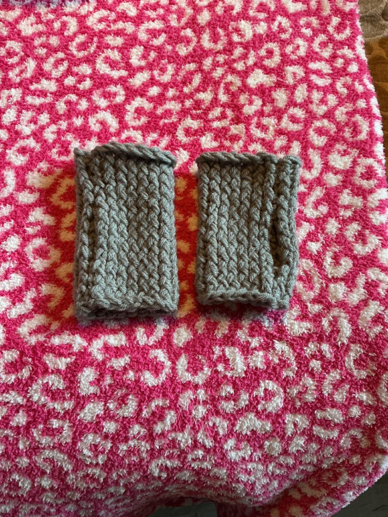 sage mitts on leopard pink